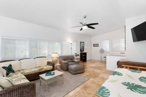 Stylish 1BR Apartment with AC Full Kitchen & WD - Just Steps to the Beach Condo in Kailua