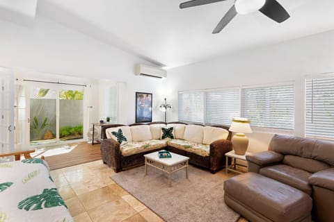 Stylish 1-Bedroom Apartment with AC Just Moments from Kailua Beach Condo in Kailua