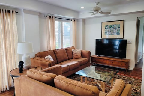 Spacious 3-Bedroom 2-Bath Apartment with Kitchen and AC Eigentumswohnung in Kailua