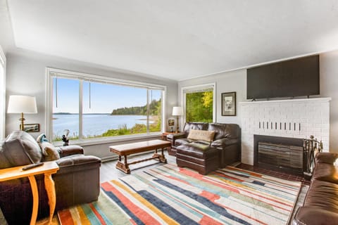 The Glen Cove Sand Spit & Guest Cottage House in Hood Canal