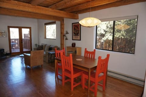 Peaceful Santa Fe Forest Home, Comfy and Well-equipped Maison in Canada de los Alamos