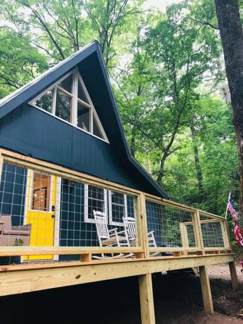 Newly renovated A-frame 5 Min walk to main street Chalet in Highlands