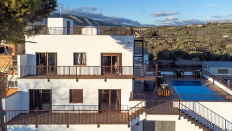 Property building, Day, Natural landscape, Balcony/Terrace, Mountain view, Pool view, Swimming pool, sunbed