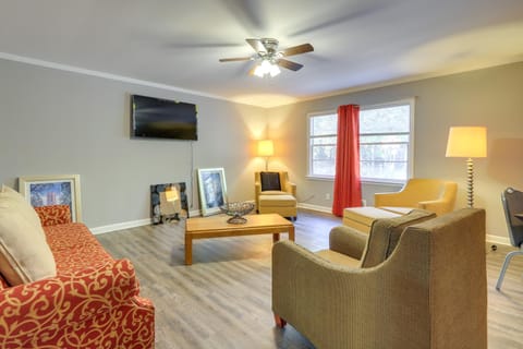 Cozy and Convenient Macon Home about 3 Mi to Town! Casa in Macon