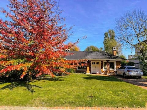 Property building, Spring, Day, Neighbourhood, Natural landscape, Garden, Garden, Garden view, Street view, Parking