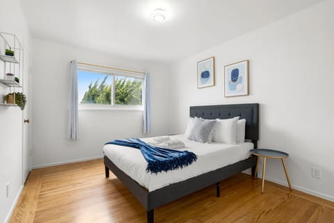 Cozy 2 Bedroom Home Near SFO with Private Parking Condominio in San Bruno