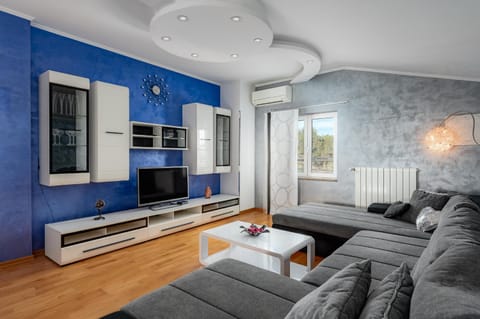 TV and multimedia, Living room, Seating area, Evening entertainment