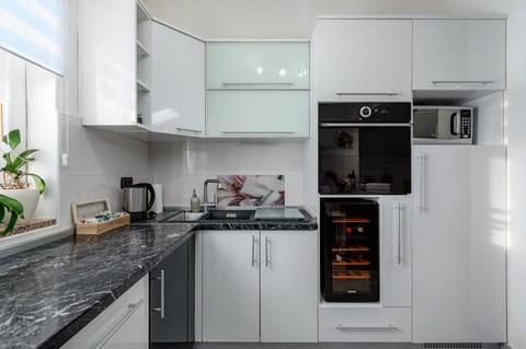 Coffee/tea facilities, Kitchen or kitchenette, minibar, pet friendly, stove