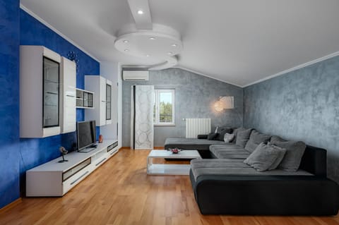 TV and multimedia, Living room, Seating area, Evening entertainment, air conditioner