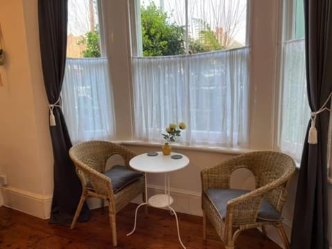 Broadstairs Terrace: Central Broadstairs Flat Condo in Ramsgate