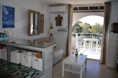 VUE MER- BEAU STUDIO - TERRASSE ABRITEE - Wi-Fi - CLIMATISATION - PARKING GRATUIT Apartment in Le Lavandou