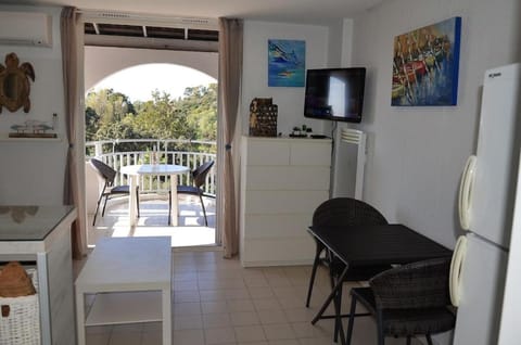 VUE MER- BEAU STUDIO - TERRASSE ABRITEE - Wi-Fi - CLIMATISATION - PARKING GRATUIT Apartment in Le Lavandou