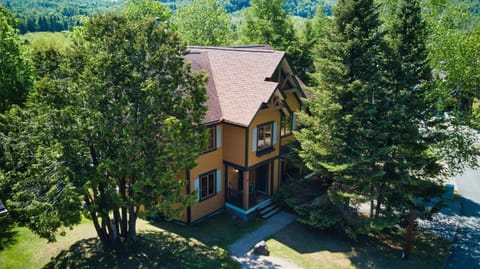 4bdrms Home On The Golf Le Maitre Casa in Mont-Tremblant