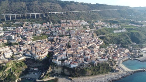 Magnifico appartamento con vista panoramica sul mare, terrazza sul tetto e ampio balcone , Magnificent full equipped seaview flat with privat parking solarium and terrace Apartment in Pizzo