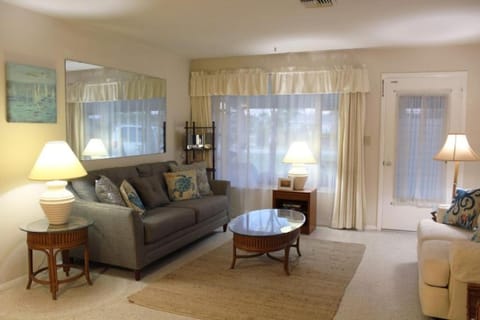 Janes Cozy Cottage - Rental Ready Haus in North Naples