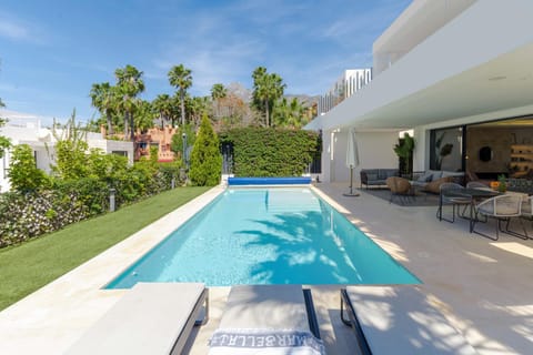 Luxury Golden Mile Villa - 5 Bed & Open Sea View Condo in Marbella