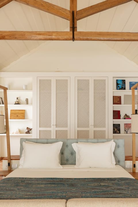 Bed, Seating area, Bedroom