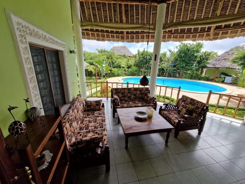 Paradiesische Villa Maisha Mazuri mit Pool. Terrasse und Personal House in Diani Beach