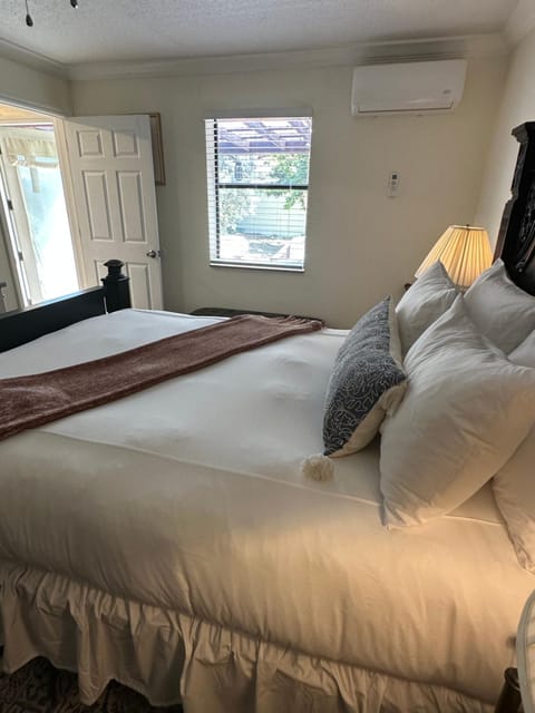Adorable Self Check-in Guest Suite w/Private Patio Bed and Breakfast in Royal Palm Beach