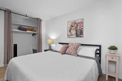Bright & Spacious 2 Bedroom, Quiet Condo in Mount Clemens