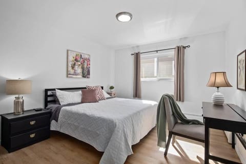 Bright & Spacious 2 Bedroom, Quiet Copropriété in Mount Clemens