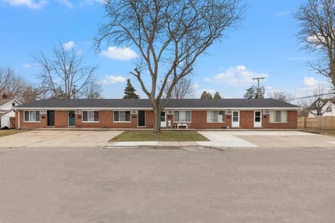 Quiet & Cozy End Unit Near Downtown Mount Clemens Copropriété in Mount Clemens