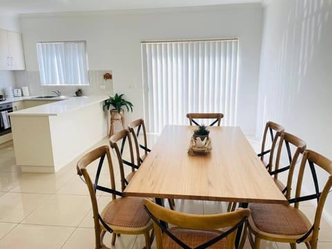 Sophisticated City Retreat with All the Comforts Condo in North Wagga Wagga