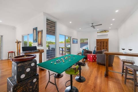 The Vibe Beach House - direct beach access, spa Haus in Lake Cathie