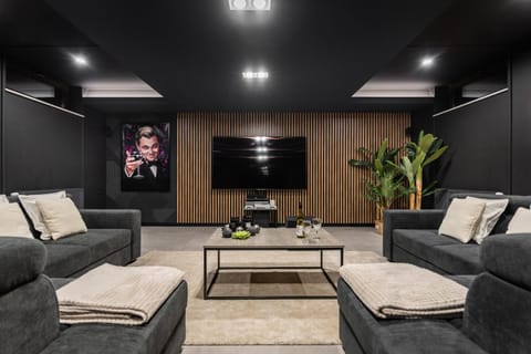 Communal lounge/ TV room, TV and multimedia, Living room, Seating area, Evening entertainment