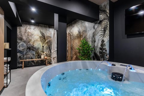 Hot Tub, Hot Tub, Bathroom, Spa and wellness centre/facilities