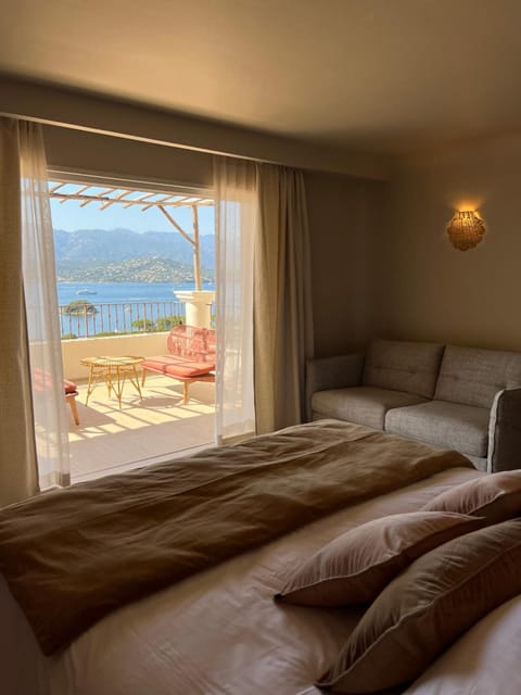 Photo of the whole room, Sea view