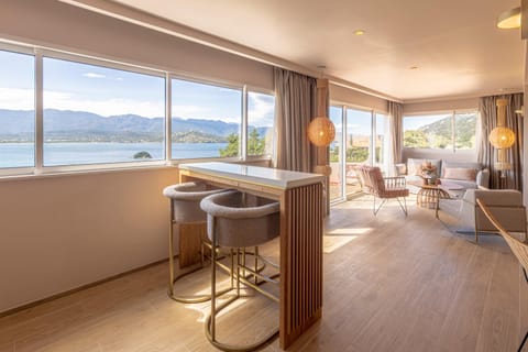 Photo of the whole room, Seating area, Dining area, Bedroom, Mountain view, Sea view