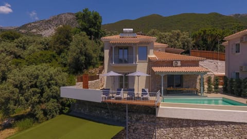 Property building, Day, Natural landscape, Mountain view, Pool view, Swimming pool, sunbed