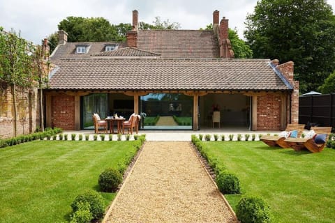 Property building, Patio, Day, Garden