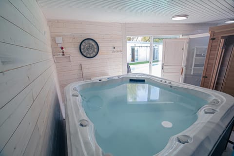 VILLA piscine-spa-sauna, 25 personnes, 5 mn océan Villa in Soulac-sur-Mer