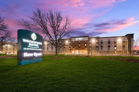 WoodSpring Suites Dearborn Detroit Hotel in Dearborn Heights