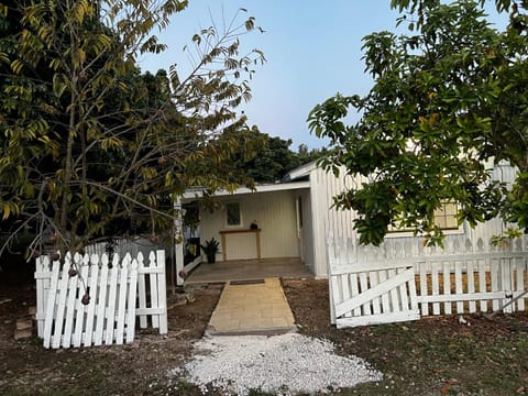 Property building, Facade/entrance, Garden, Garden view