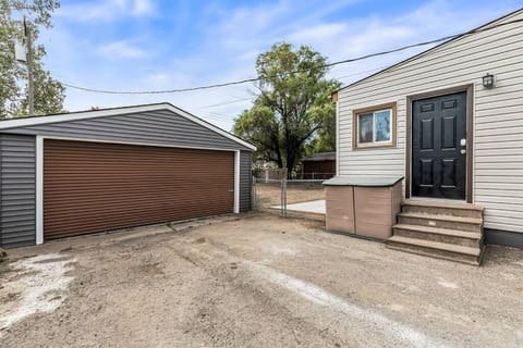 Spacious 3 Bedroom - Sleeps 8 - Central Location Copropriété in Eastpointe