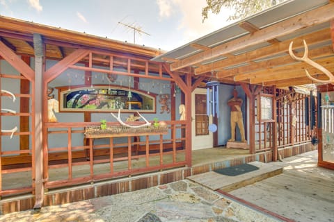 Kerrville Vacation Rental with Colorful Courtyard! Haus in Kerrville