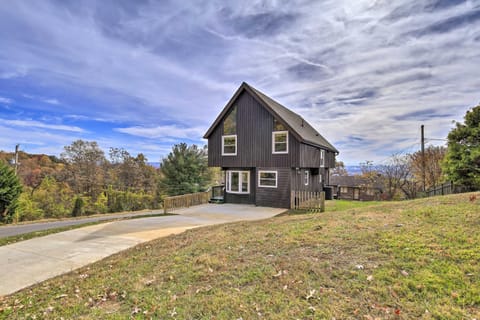 Updated Kingsport Home with Deck and Mtn Views! Casa in Kingsport