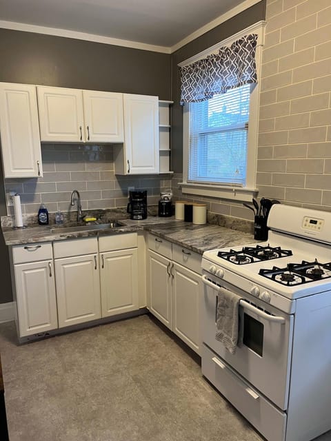 Rolston 1, One Bedroom Unit near Xavier Downtown Apartment in Cincinnati