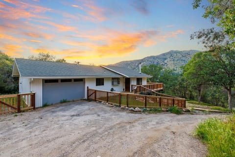 Secluded Mountain Top Home Minutes to Sequoias & Kings Canyon House in Three Rivers