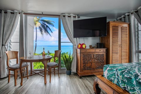 Breezy Beachfront Bali-Style Haven 180 Degree OceanView Condominio in Punaluu