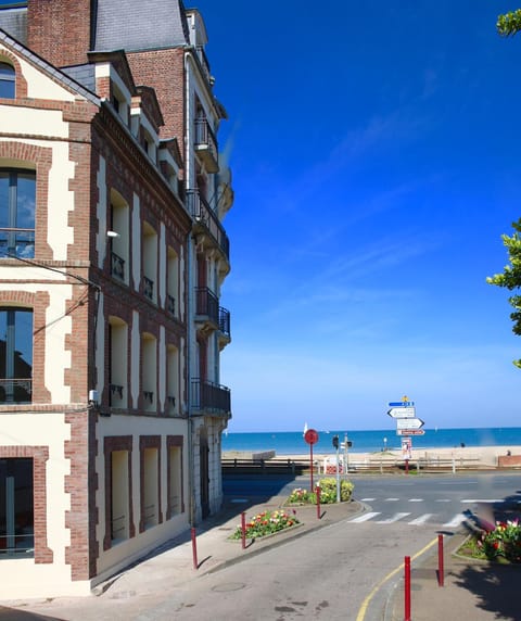 Property building, Neighbourhood, Sea view, Street view