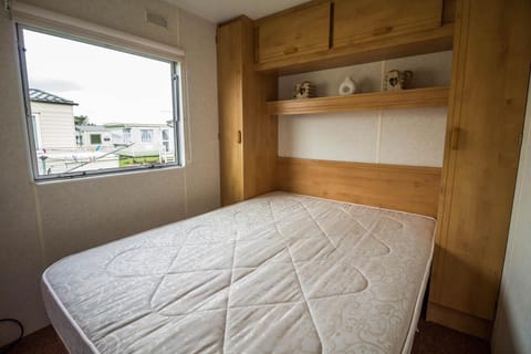 Great 4 Berth Caravan At Withernsea Sands Ref 79003hg Campground/ 
RV Resort in Withernsea