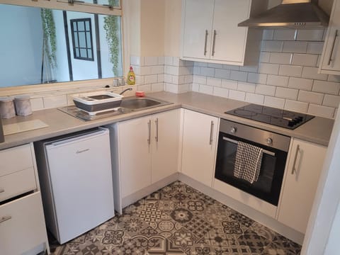 Kitchen or kitchenette, oven, pet friendly, stove