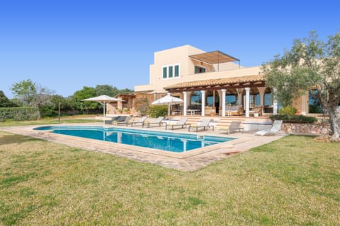 Property building, Day, Garden, Garden view, Pool view, Swimming pool, sunbed