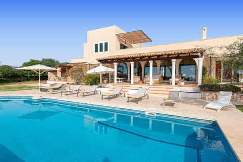 Property building, Patio, Day, Pool view, Swimming pool, sunbed