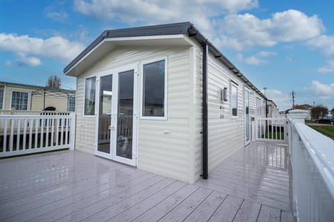 Great 8 Berth Caravan With Decking At Valley Farm, Ref 46238pl Campground/ 
RV Resort in Clacton-on-Sea