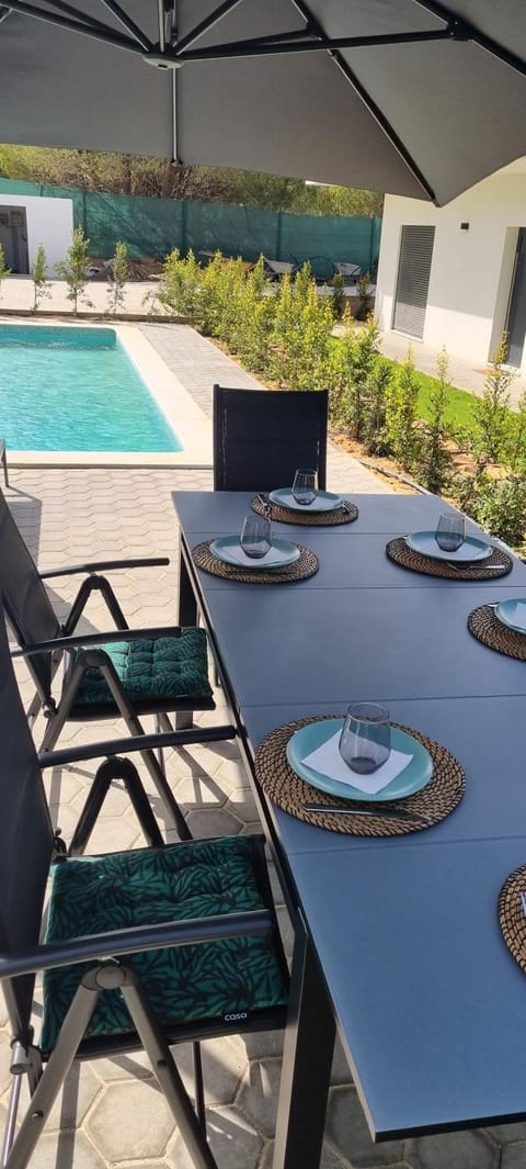 Dining area, Pool view